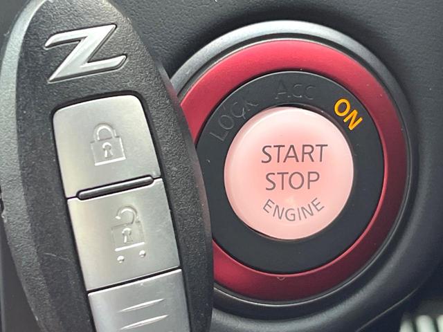 フェアレディＺ ニスモ　６ＭＴ　専用チューニング　ＢＯＳＥサウンドシステム　ＲＥＣＡＲＯ製シート　ＲＡＹＳ製１９インチアルミホイール　ＨＩＤヘッドライト　アルカンターラ巻きステアリング　オートエアコン　スマートキー（7枚目）