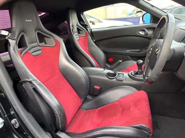 フェアレディＺ ニスモ　６ＭＴ　専用チューニング　ＢＯＳＥサウンドシステム　ＲＥＣＡＲＯ製シート　ＲＡＹＳ製１９インチアルミホイール　ＨＩＤヘッドライト　アルカンターラ巻きステアリング　オートエアコン　スマートキー（8枚目）