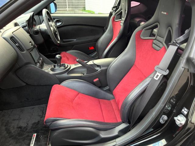 フェアレディＺ ニスモ　６ＭＴ　専用チューニング　ＢＯＳＥサウンドシステム　ＲＥＣＡＲＯ製シート　ＲＡＹＳ製１９インチアルミホイール　ＨＩＤヘッドライト　アルカンターラ巻きステアリング　オートエアコン　スマートキー（9枚目）