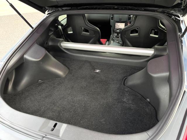 フェアレディＺ ニスモ　６ＭＴ　専用チューニング　ＢＯＳＥサウンドシステム　ＲＥＣＡＲＯ製シート　ＲＡＹＳ製１９インチアルミホイール　ＨＩＤヘッドライト　アルカンターラ巻きステアリング　オートエアコン　スマートキー（10枚目）