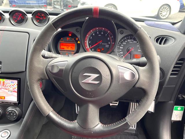 フェアレディＺ ニスモ　６ＭＴ　専用チューニング　ＢＯＳＥサウンドシステム　ＲＥＣＡＲＯ製シート　ＲＡＹＳ製１９インチアルミホイール　ＨＩＤヘッドライト　アルカンターラ巻きステアリング　オートエアコン　スマートキー（11枚目）