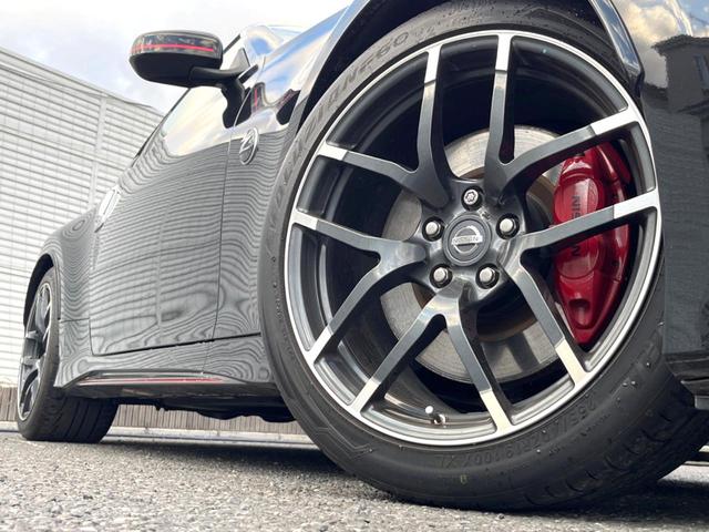 フェアレディＺ ニスモ　６ＭＴ　専用チューニング　ＢＯＳＥサウンドシステム　ＲＥＣＡＲＯ製シート　ＲＡＹＳ製１９インチアルミホイール　ＨＩＤヘッドライト　アルカンターラ巻きステアリング　オートエアコン　スマートキー（13枚目）