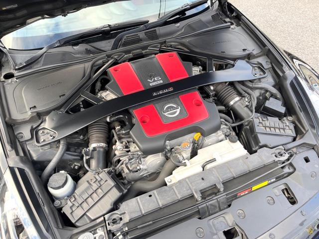 フェアレディＺ ニスモ　６ＭＴ　専用チューニング　ＢＯＳＥサウンドシステム　ＲＥＣＡＲＯ製シート　ＲＡＹＳ製１９インチアルミホイール　ＨＩＤヘッドライト　アルカンターラ巻きステアリング　オートエアコン　スマートキー（18枚目）
