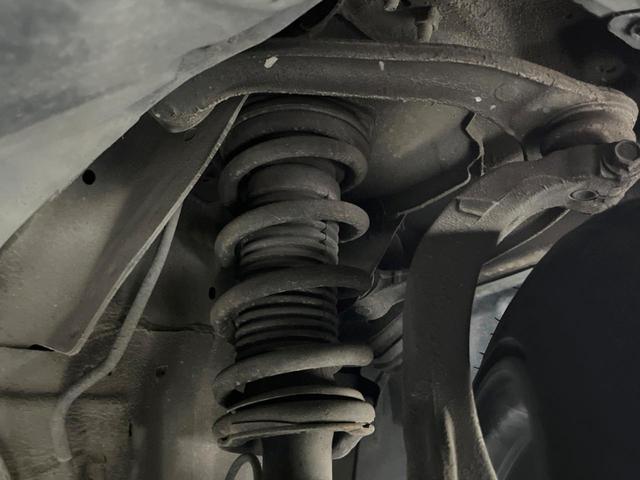 フェアレディＺ ニスモ　６ＭＴ　専用チューニング　ＢＯＳＥサウンドシステム　ＲＥＣＡＲＯ製シート　ＲＡＹＳ製１９インチアルミホイール　ＨＩＤヘッドライト　アルカンターラ巻きステアリング　オートエアコン　スマートキー（20枚目）