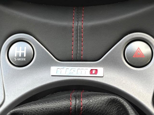 フェアレディＺ ニスモ　６ＭＴ　専用チューニング　ＢＯＳＥサウンドシステム　ＲＥＣＡＲＯ製シート　ＲＡＹＳ製１９インチアルミホイール　ＨＩＤヘッドライト　アルカンターラ巻きステアリング　オートエアコン　スマートキー（23枚目）