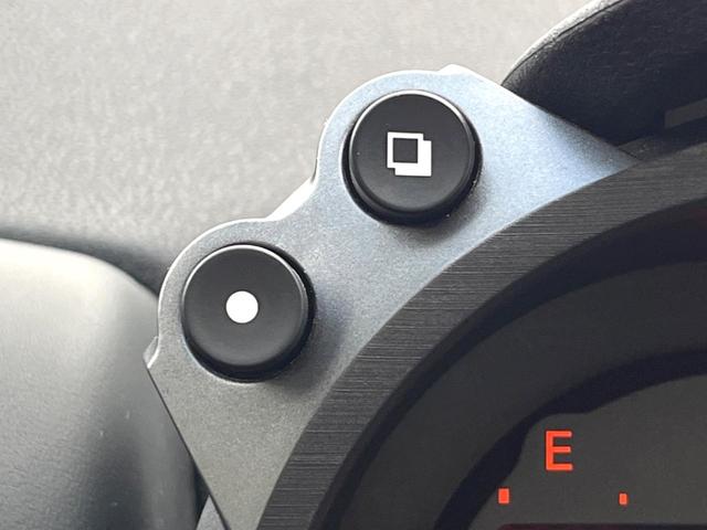 フェアレディＺ ニスモ　６ＭＴ　専用チューニング　ＢＯＳＥサウンドシステム　ＲＥＣＡＲＯ製シート　ＲＡＹＳ製１９インチアルミホイール　ＨＩＤヘッドライト　アルカンターラ巻きステアリング　オートエアコン　スマートキー（24枚目）