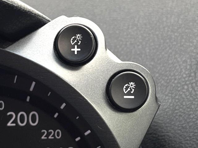 フェアレディＺ ニスモ　６ＭＴ　専用チューニング　ＢＯＳＥサウンドシステム　ＲＥＣＡＲＯ製シート　ＲＡＹＳ製１９インチアルミホイール　ＨＩＤヘッドライト　アルカンターラ巻きステアリング　オートエアコン　スマートキー（27枚目）