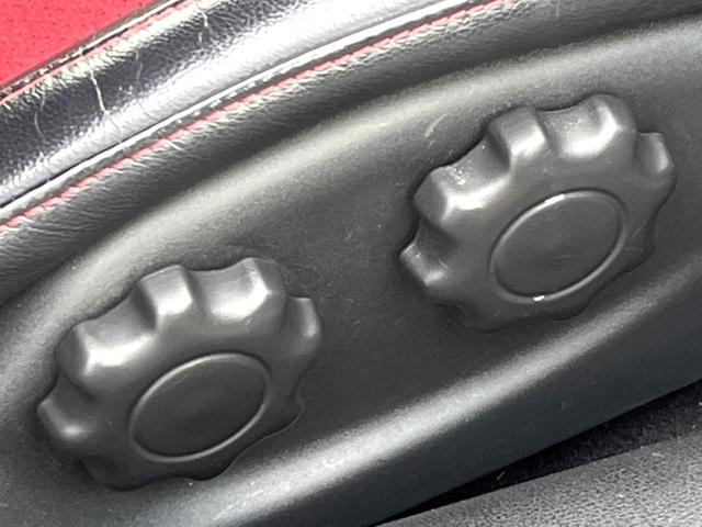 フェアレディＺ ニスモ　６ＭＴ　専用チューニング　ＢＯＳＥサウンドシステム　ＲＥＣＡＲＯ製シート　ＲＡＹＳ製１９インチアルミホイール　ＨＩＤヘッドライト　アルカンターラ巻きステアリング　オートエアコン　スマートキー（29枚目）