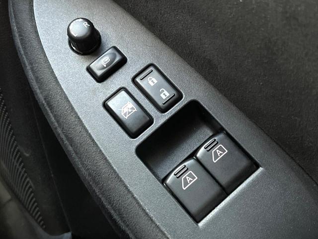 フェアレディＺ ニスモ　６ＭＴ　専用チューニング　ＢＯＳＥサウンドシステム　ＲＥＣＡＲＯ製シート　ＲＡＹＳ製１９インチアルミホイール　ＨＩＤヘッドライト　アルカンターラ巻きステアリング　オートエアコン　スマートキー（30枚目）