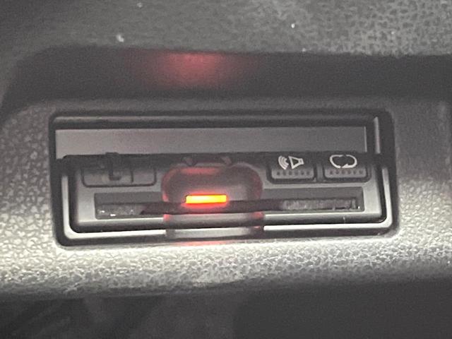 フェアレディＺ ニスモ　６ＭＴ　専用チューニング　ＢＯＳＥサウンドシステム　ＲＥＣＡＲＯ製シート　ＲＡＹＳ製１９インチアルミホイール　ＨＩＤヘッドライト　アルカンターラ巻きステアリング　オートエアコン　スマートキー（31枚目）