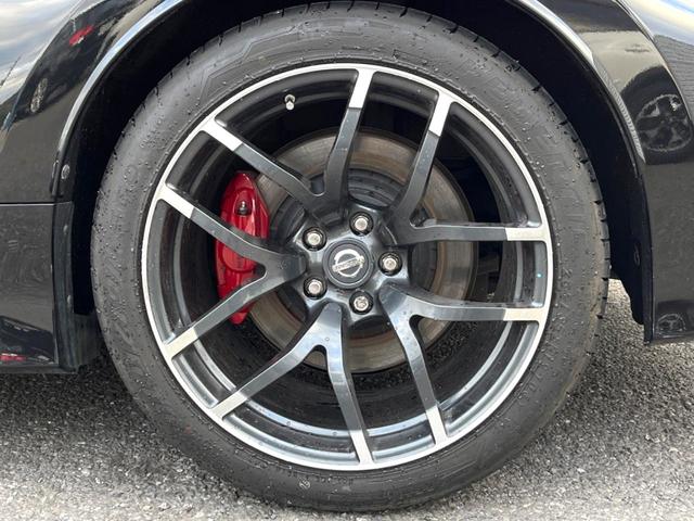 フェアレディＺ ニスモ　６ＭＴ　専用チューニング　ＢＯＳＥサウンドシステム　ＲＥＣＡＲＯ製シート　ＲＡＹＳ製１９インチアルミホイール　ＨＩＤヘッドライト　アルカンターラ巻きステアリング　オートエアコン　スマートキー（38枚目）