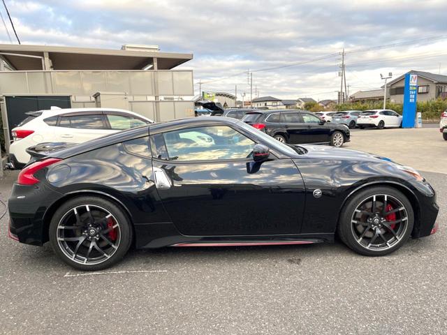 フェアレディＺ ニスモ　６ＭＴ　専用チューニング　ＢＯＳＥサウンドシステム　ＲＥＣＡＲＯ製シート　ＲＡＹＳ製１９インチアルミホイール　ＨＩＤヘッドライト　アルカンターラ巻きステアリング　オートエアコン　スマートキー（42枚目）