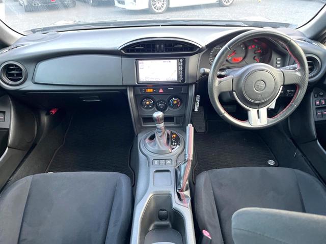 ８６ Ｇ　純正ＳＤナビ　バックカメラ　ＥＴＣ　ドライブレコーダー　純正１６インチアルミホイール　Ｂｌｕｅｔｏｏｔｈ　ＣＤ　ＤＶＤ再生　地デジ　パドルシフト（2枚目）