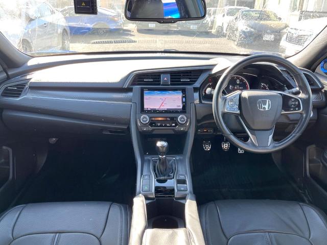 シビック ハッチバック　ホンダセンシング　６速ＭＴ　純正ナビ　ＥＴＣ　ドライブレコーダー　ＬＥＤヘッドライト　純正１８インチアルミホイール　シートヒーター　スマートキー　アイドリングストップ　オートライト　オートエアコン　革巻きステアリング（2枚目）