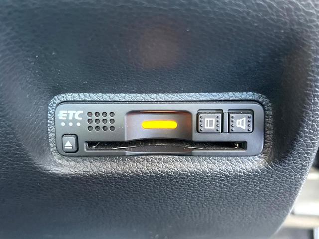 シビック ハッチバック　ホンダセンシング　６速ＭＴ　純正ナビ　ＥＴＣ　ドライブレコーダー　ＬＥＤヘッドライト　純正１８インチアルミホイール　シートヒーター　スマートキー　アイドリングストップ　オートライト　オートエアコン　革巻きステアリング（6枚目）