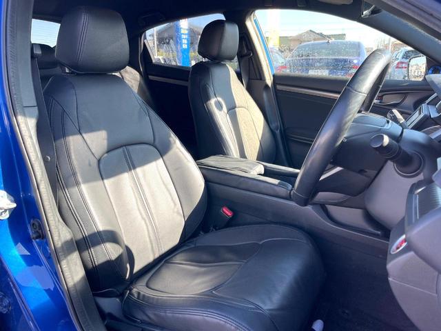 シビック ハッチバック　ホンダセンシング　６速ＭＴ　純正ナビ　ＥＴＣ　ドライブレコーダー　ＬＥＤヘッドライト　純正１８インチアルミホイール　シートヒーター　スマートキー　アイドリングストップ　オートライト　オートエアコン　革巻きステアリング（8枚目）