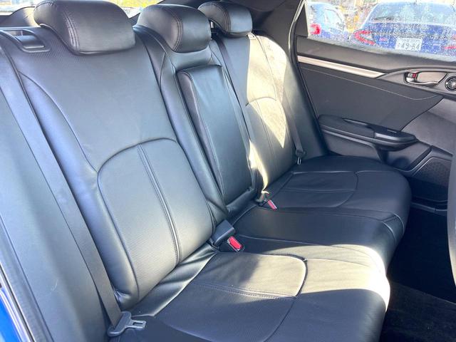 シビック ハッチバック　ホンダセンシング　６速ＭＴ　純正ナビ　ＥＴＣ　ドライブレコーダー　ＬＥＤヘッドライト　純正１８インチアルミホイール　シートヒーター　スマートキー　アイドリングストップ　オートライト　オートエアコン　革巻きステアリング（9枚目）