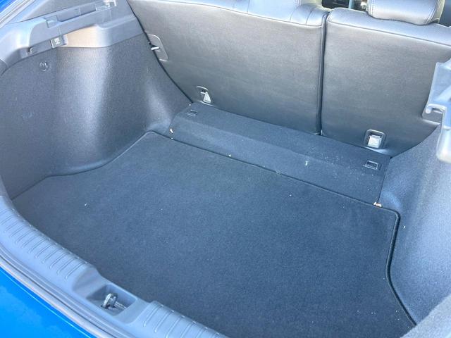 シビック ハッチバック　ホンダセンシング　６速ＭＴ　純正ナビ　ＥＴＣ　ドライブレコーダー　ＬＥＤヘッドライト　純正１８インチアルミホイール　シートヒーター　スマートキー　アイドリングストップ　オートライト　オートエアコン　革巻きステアリング（10枚目）