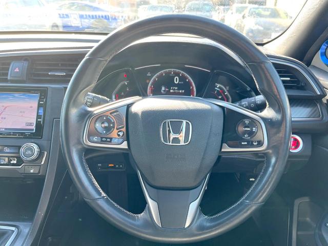 シビック ハッチバック　ホンダセンシング　６速ＭＴ　純正ナビ　ＥＴＣ　ドライブレコーダー　ＬＥＤヘッドライト　純正１８インチアルミホイール　シートヒーター　スマートキー　アイドリングストップ　オートライト　オートエアコン　革巻きステアリング（11枚目）