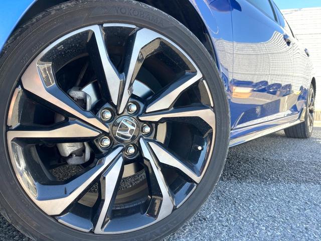 シビック ハッチバック　ホンダセンシング　６速ＭＴ　純正ナビ　ＥＴＣ　ドライブレコーダー　ＬＥＤヘッドライト　純正１８インチアルミホイール　シートヒーター　スマートキー　アイドリングストップ　オートライト　オートエアコン　革巻きステアリング（13枚目）