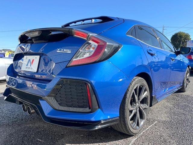 シビック ハッチバック　ホンダセンシング　６速ＭＴ　純正ナビ　ＥＴＣ　ドライブレコーダー　ＬＥＤヘッドライト　純正１８インチアルミホイール　シートヒーター　スマートキー　アイドリングストップ　オートライト　オートエアコン　革巻きステアリング（17枚目）