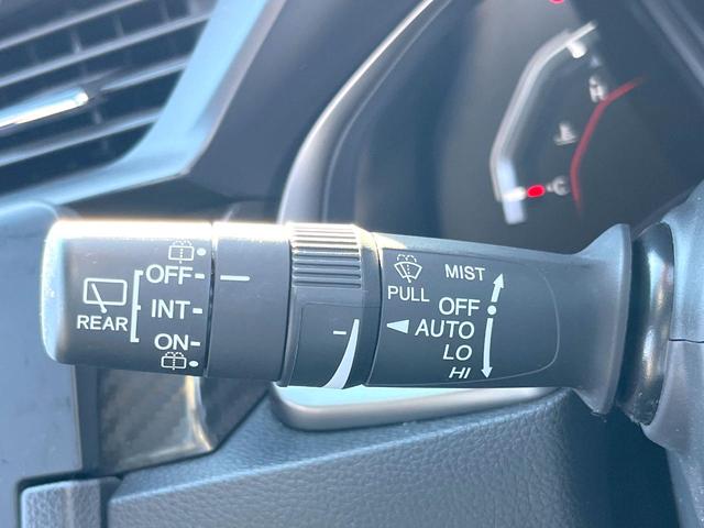 シビック ハッチバック　ホンダセンシング　６速ＭＴ　純正ナビ　ＥＴＣ　ドライブレコーダー　ＬＥＤヘッドライト　純正１８インチアルミホイール　シートヒーター　スマートキー　アイドリングストップ　オートライト　オートエアコン　革巻きステアリング（22枚目）