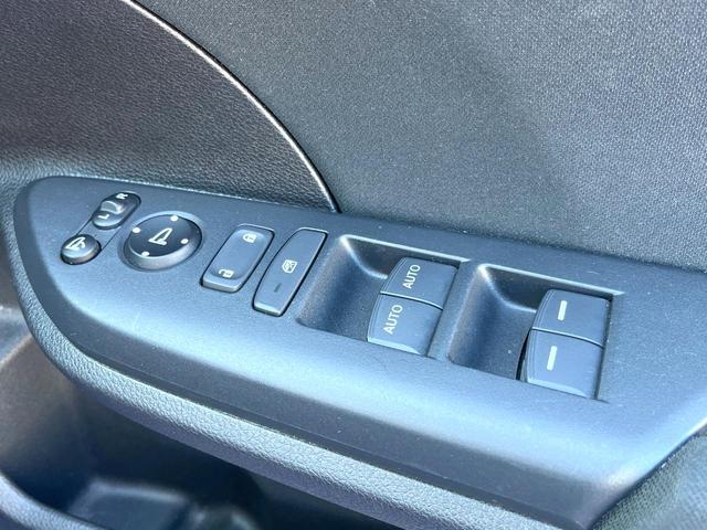 シビック ハッチバック　ホンダセンシング　６速ＭＴ　純正ナビ　ＥＴＣ　ドライブレコーダー　ＬＥＤヘッドライト　純正１８インチアルミホイール　シートヒーター　スマートキー　アイドリングストップ　オートライト　オートエアコン　革巻きステアリング（27枚目）