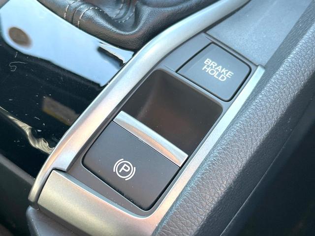 シビック ハッチバック　ホンダセンシング　６速ＭＴ　純正ナビ　ＥＴＣ　ドライブレコーダー　ＬＥＤヘッドライト　純正１８インチアルミホイール　シートヒーター　スマートキー　アイドリングストップ　オートライト　オートエアコン　革巻きステアリング（32枚目）
