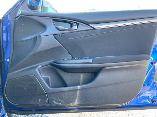 シビック ハッチバック　ホンダセンシング　６速ＭＴ　純正ナビ　ＥＴＣ　ドライブレコーダー　ＬＥＤヘッドライト　純正１８インチアルミホイール　シートヒーター　スマートキー　アイドリングストップ　オートライト　オートエアコン　革巻きステアリング（33枚目）