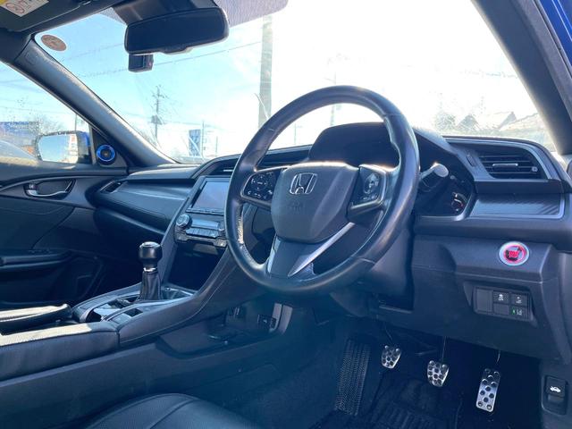 シビック ハッチバック　ホンダセンシング　６速ＭＴ　純正ナビ　ＥＴＣ　ドライブレコーダー　ＬＥＤヘッドライト　純正１８インチアルミホイール　シートヒーター　スマートキー　アイドリングストップ　オートライト　オートエアコン　革巻きステアリング（34枚目）