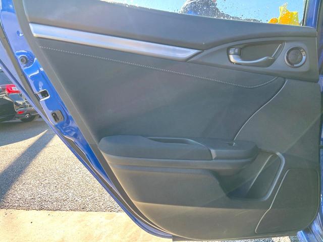 シビック ハッチバック　ホンダセンシング　６速ＭＴ　純正ナビ　ＥＴＣ　ドライブレコーダー　ＬＥＤヘッドライト　純正１８インチアルミホイール　シートヒーター　スマートキー　アイドリングストップ　オートライト　オートエアコン　革巻きステアリング（37枚目）