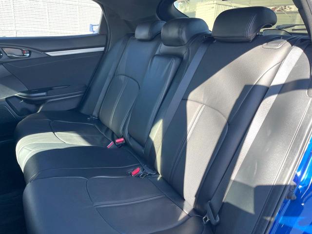 シビック ハッチバック　ホンダセンシング　６速ＭＴ　純正ナビ　ＥＴＣ　ドライブレコーダー　ＬＥＤヘッドライト　純正１８インチアルミホイール　シートヒーター　スマートキー　アイドリングストップ　オートライト　オートエアコン　革巻きステアリング（38枚目）