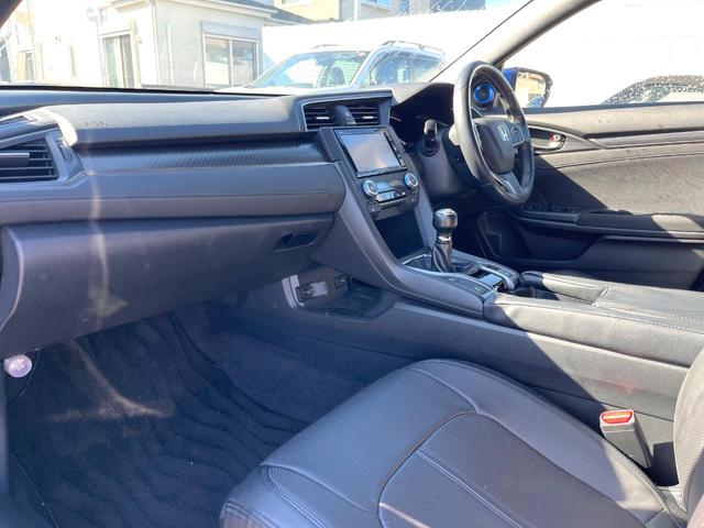 シビック ハッチバック　ホンダセンシング　６速ＭＴ　純正ナビ　ＥＴＣ　ドライブレコーダー　ＬＥＤヘッドライト　純正１８インチアルミホイール　シートヒーター　スマートキー　アイドリングストップ　オートライト　オートエアコン　革巻きステアリング（39枚目）