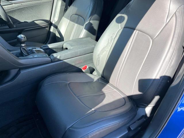 シビック ハッチバック　ホンダセンシング　６速ＭＴ　純正ナビ　ＥＴＣ　ドライブレコーダー　ＬＥＤヘッドライト　純正１８インチアルミホイール　シートヒーター　スマートキー　アイドリングストップ　オートライト　オートエアコン　革巻きステアリング（42枚目）