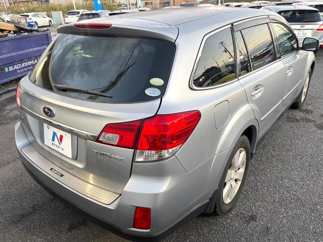 レガシィアウトバック ２．５ｉアイサイト　ＳＤナビ　バックカメラ　ＨＩＤヘッドライト　革巻きステアリング　純正１７インチアルミホイール　パワーシート　レーダークルーズコントロール　オートライト　スマートキー　アイサイト　４ＷＤ　禁煙車（17枚目）