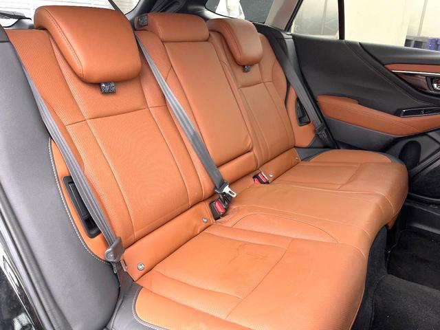 レガシィアウトバック リミテッドＥＸ　本革シート　サンルーフ　ハーマンカードンサウンド　１１．６インチナビ　バックカメラ　ＥＴＣ　ドライブレコーダー　アイサイトＸ　パワーバックドア　シートヒーター　パワーシート　スマートキー（9枚目）