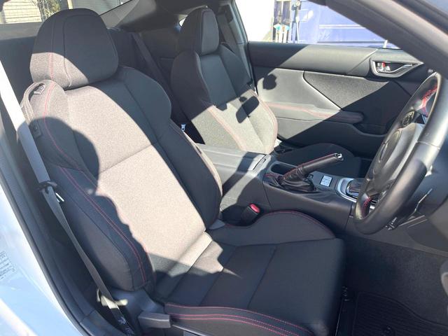 ＢＲＺ Ｒ　純正９型ビルトインナビ　ＳＴＩエアロ　ＬＥＤアクセサリーライナー　純正１７インチアルミホイール　革巻きステアリング　ＬＥＤヘッドライト　レーダークルーズ　スマートキー　アイサイト　禁煙車（8枚目）