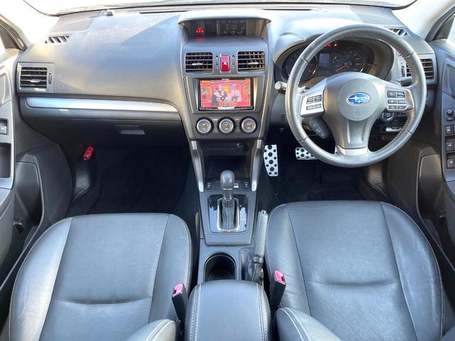 フォレスター ２．０ＸＴ　アイサイト　黒革シート　パワーバックドア　ルーフレール　ＨＩＤヘッドライト　革巻きステアリング　純正１７インチアルミホイール　レーダークルーズ　パドルシフト　スマートキー　禁煙車　４ＷＤ　アイサイト（2枚目）