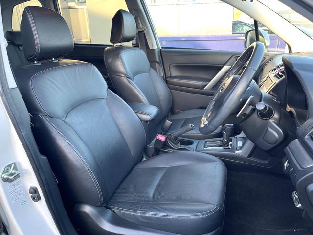 フォレスター ２．０ＸＴ　アイサイト　黒革シート　パワーバックドア　ルーフレール　ＨＩＤヘッドライト　革巻きステアリング　純正１７インチアルミホイール　レーダークルーズ　パドルシフト　スマートキー　禁煙車　４ＷＤ　アイサイト（8枚目）