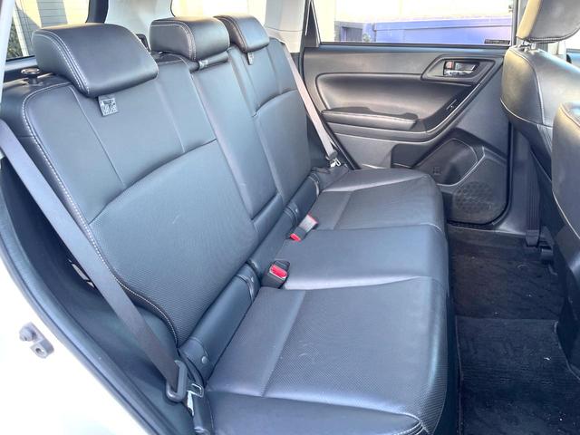 フォレスター ２．０ＸＴ　アイサイト　黒革シート　パワーバックドア　ルーフレール　ＨＩＤヘッドライト　革巻きステアリング　純正１７インチアルミホイール　レーダークルーズ　パドルシフト　スマートキー　禁煙車　４ＷＤ　アイサイト（9枚目）