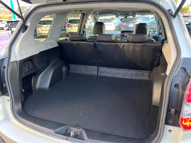 フォレスター ２．０ＸＴ　アイサイト　黒革シート　パワーバックドア　ルーフレール　ＨＩＤヘッドライト　革巻きステアリング　純正１７インチアルミホイール　レーダークルーズ　パドルシフト　スマートキー　禁煙車　４ＷＤ　アイサイト（10枚目）