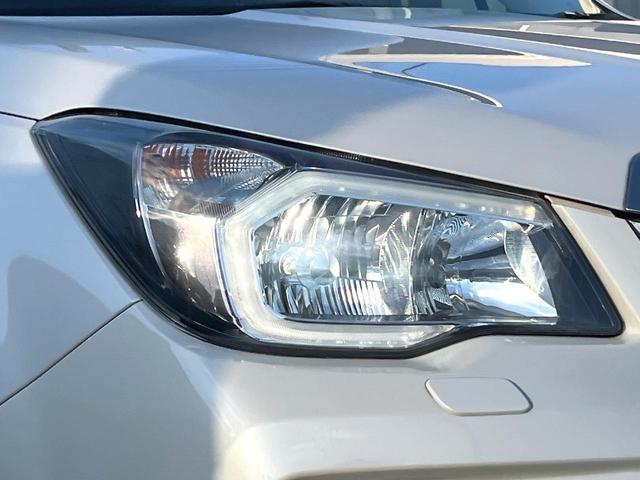 フォレスター ２．０ＸＴ　アイサイト　黒革シート　パワーバックドア　ルーフレール　ＨＩＤヘッドライト　革巻きステアリング　純正１７インチアルミホイール　レーダークルーズ　パドルシフト　スマートキー　禁煙車　４ＷＤ　アイサイト（12枚目）