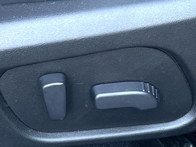 フォレスター ２．０ＸＴ　アイサイト　黒革シート　パワーバックドア　ルーフレール　ＨＩＤヘッドライト　革巻きステアリング　純正１７インチアルミホイール　レーダークルーズ　パドルシフト　スマートキー　禁煙車　４ＷＤ　アイサイト（34枚目）