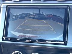 【バックカメラ】駐車時に後方がリアルタイム映像で確認できます。大型商業施設や立体駐車場での駐車時や、夜間のバック時に大活躍！運転スキルに関わらず、今や必須となった装備のひとつです！ 4