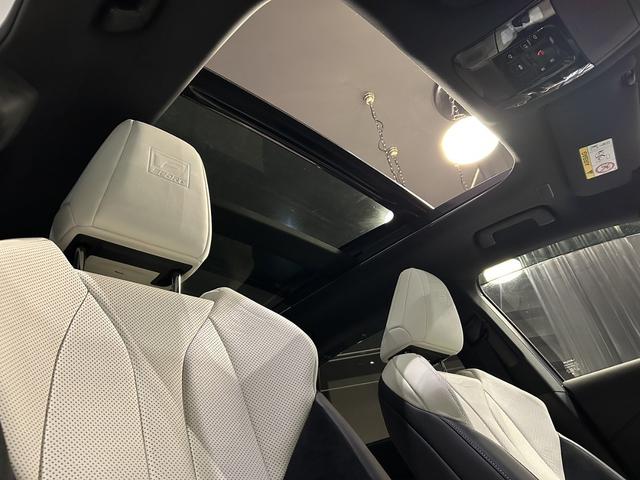 ＲＸ 　新車保証付　オレンジキャリパー　パノラマサンルーフ　白本革エアーシート　全周モニター　１４型ＤＡコネクトナビ　ルーフレール　Ｄインナーミラー　ドラレコ　三眼ＬＥＤ　Ｐバックドア　ＨＵＤ　ＥＴＣ２．０（3枚目）