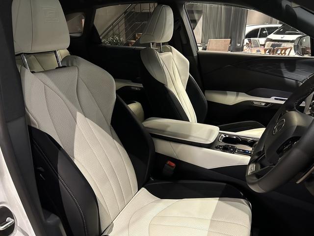 ＲＸ 　新車保証付　オレンジキャリパー　パノラマサンルーフ　白本革エアーシート　全周モニター　１４型ＤＡコネクトナビ　ルーフレール　Ｄインナーミラー　ドラレコ　三眼ＬＥＤ　Ｐバックドア　ＨＵＤ　ＥＴＣ２．０（4枚目）