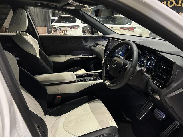 ＲＸ 　新車保証付　オレンジキャリパー　パノラマサンルーフ　白本革エアーシート　全周モニター　１４型ＤＡコネクトナビ　ルーフレール　Ｄインナーミラー　ドラレコ　三眼ＬＥＤ　Ｐバックドア　ＨＵＤ　ＥＴＣ２．０（15枚目）