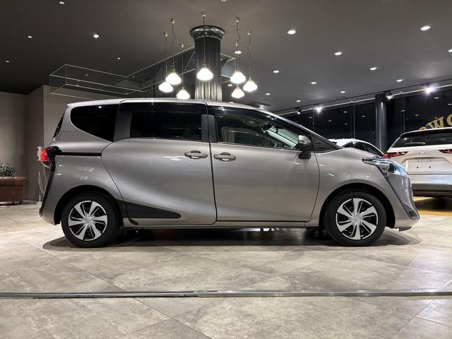 TOYOTA SIENTA G CUERO