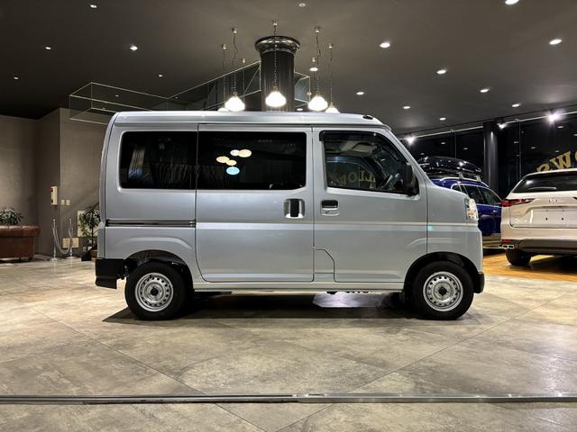 ハイゼットカーゴ ＤＸ　新車保証付　スマートアシスト　Ｐａｎａｓｏｎｉｃ　Ｇｏｒｉｌｌａ　７型ナビ（ワンセグチューナー内装・ＳＳＤ１６ＧＢ搭載）　ＡＭ／ＦＭラジオ　荷室マット　オールウェザーマット　ＥＴＣ（12枚目）