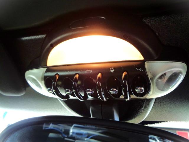 ＭＩＮＩ クーパーＳ　コンバーチブル　電動オープン　ターボ　Ｒ５７クーパーＳ　ＨＩＤ　ＥＴＣ　禁煙車　インターチェンジイエロー　ハーフレザー　ＤＳＣ　リアコーナーセンサー　キーレス　プッシュスターター　ＭＴモード付ＡＴ　サイドエアバック（14枚目）